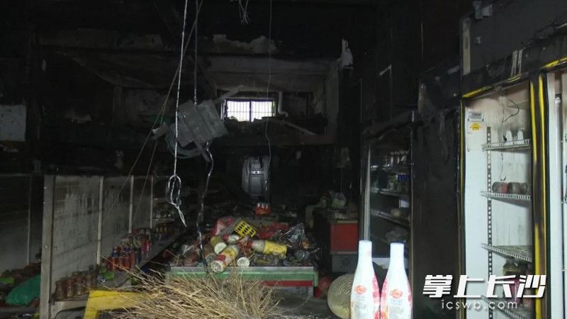火灾发生后，事发超市被烧得一片狼藉。均为长沙消防供图