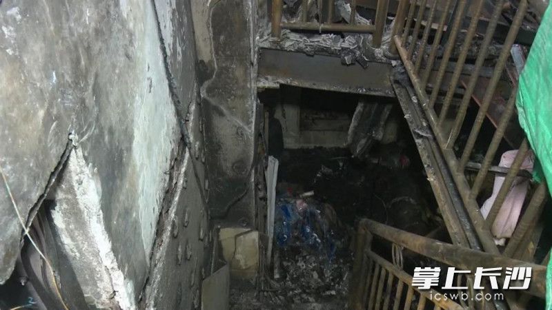 户主违规搭建的阁楼楼梯，无法作为消防楼梯使用。