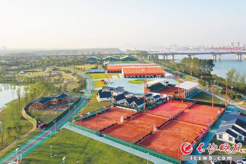 月亮岛足球、网球、篮球等体育项目相继开放，一个湘江洲岛上的滨水体育乐园规模初现。长沙晚报全媒体记者 邹麟 摄