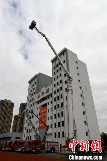 图为可以升高90米的登高平台车，主要适用于高层住宅人员营救。 王东明 摄
