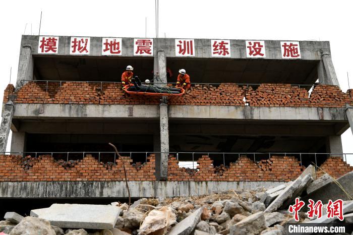 图为消防员模拟地震救援。 王东明 摄