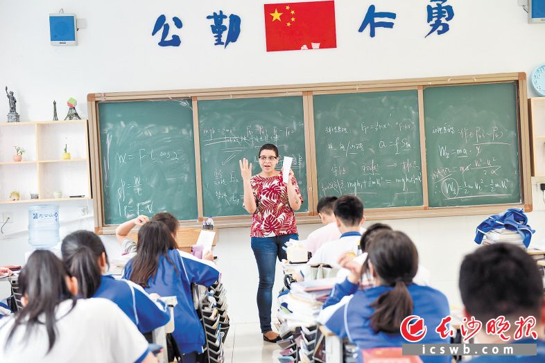 学生多元化的教育需求催热长沙国际教育发展。图为湖南师大附中国际部外教在给学生上课。长沙晚报通讯员 苏晓玲 摄