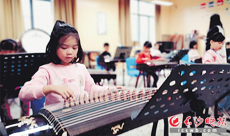 课后孩子们开心学古筝。