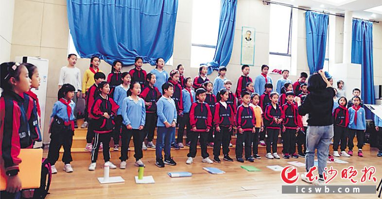 课后，孩子们在老师带领下学唱歌。均为长沙晚报全媒体记者周和平摄
