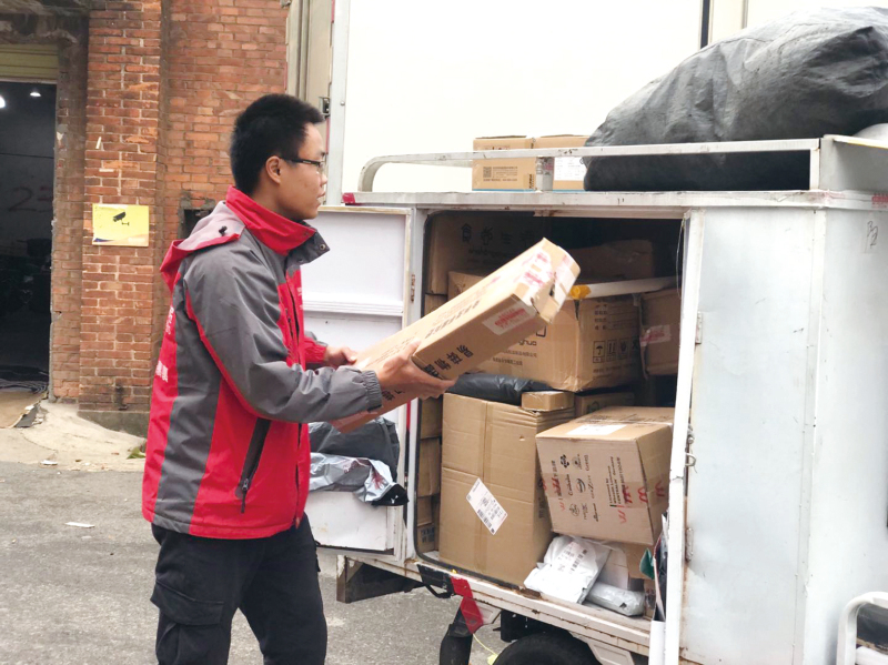 派件高峰提前到 快递小哥“忙得飞”,这个月收入过万没问题