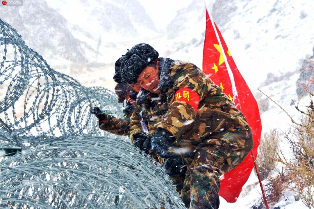 2019年11月17日,新疆,派出所民警,护边员在风雪中骑马对边境一线进行