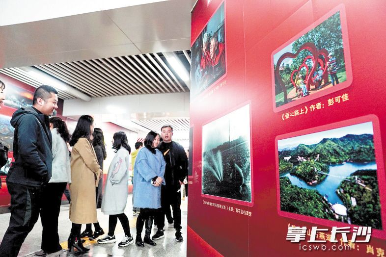记录雨花蝶变的“70年影像长廊”亮相地铁站厅，吸引市民驻足欣赏。长沙晚报通讯员 陈正 摄