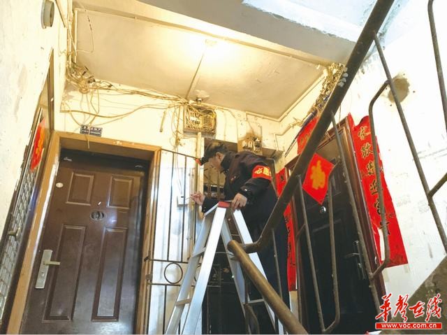 社区50栋房子,132个单元,759盏楼道灯,他盏盏熟悉