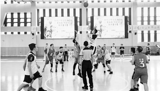 这样“拼爹”：小学组织篮球赛 球衣上印着“某某他爹”