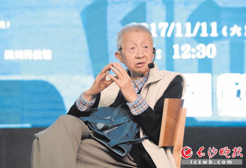 2017年11月11日，流沙河参加新书《字看我一生》分享会。IC供图