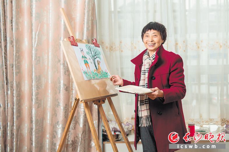 ↑绘画成为杨佩莲晚年生活的快乐源泉。均为长沙晚报全媒体记者 黄启晴 摄