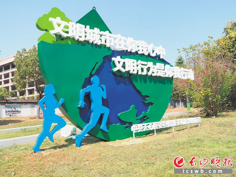 ↑文明城市创建主题的公益广告景观小品。