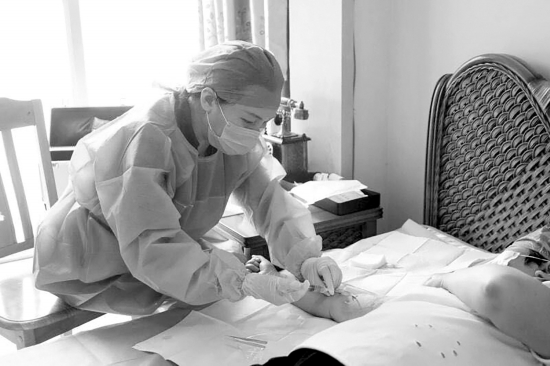 _"网约护士"上门照顾病人 "互联网+护理服务"在长沙郴州等地开展