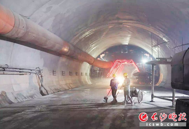 麓景路南延线隧道南洞内，工人们正在施工。长沙晚报全媒体记者 陈焕明 通讯员 邓心怡 摄影报道