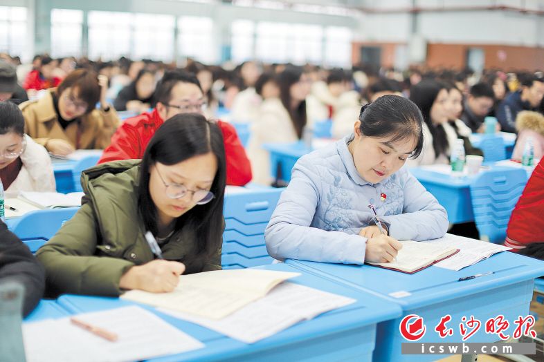 师德养成培训班，老师、校长一起参加。