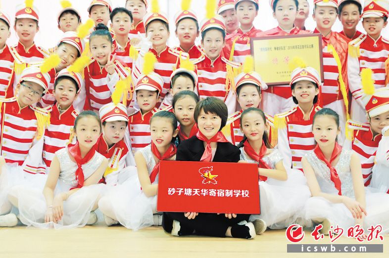 这是全国少先队名师工作室首席名师欧阳爱湘和号鼓队的孩子们在一起。