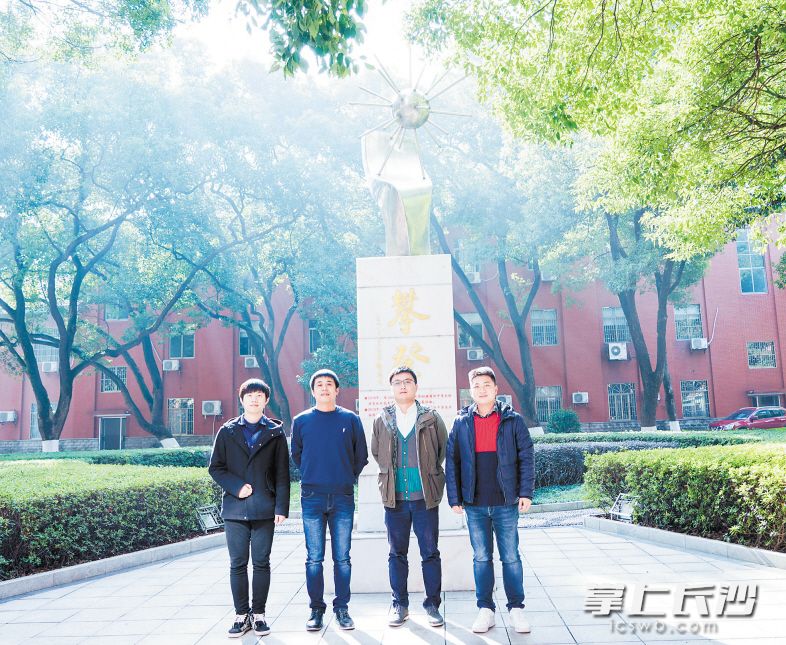 湖南师大附中物理组引进了袁江涛（右二）、李毛川（左一）、杨一鸣（右一）三位高学历、高层次人才。图片均为长沙晚报通讯员 苏晓玲 摄