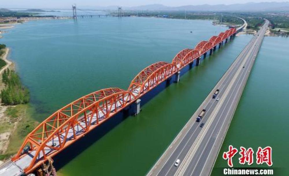 ↑资料图：京张铁路官厅水库特大桥。图为已经完工的大桥主体工程。