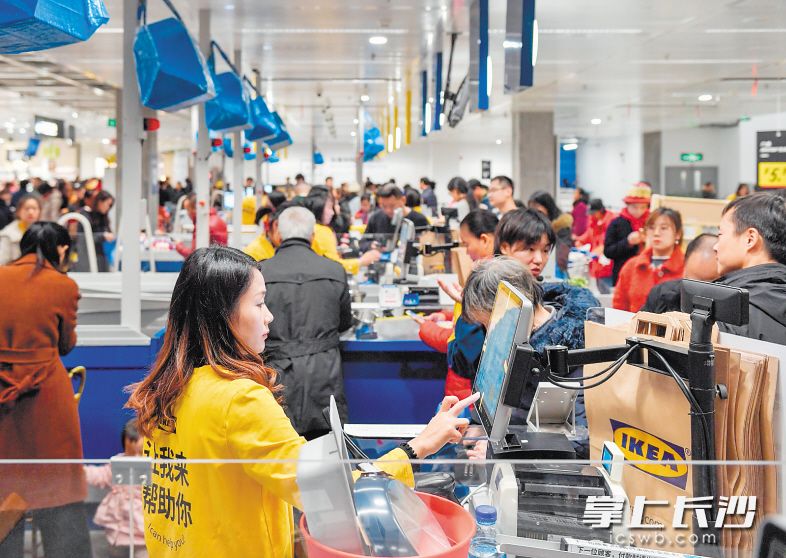宜家长沙荟聚综合体建成运营后预计将为长沙带来5000个就业机会,年税收约1.8亿元。图为市民正在全新开业的宜家家居排队买单。邹麟 摄