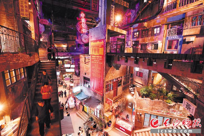 跟随互联网发展和消费升级的步伐，长沙“夜经济”正在悄然迭代。图为具有长沙历史老街特色的文和友，店内不仅有美味的小龙虾，还有老长沙社区情景再现。长沙晚报全媒体记者 邹麟 摄