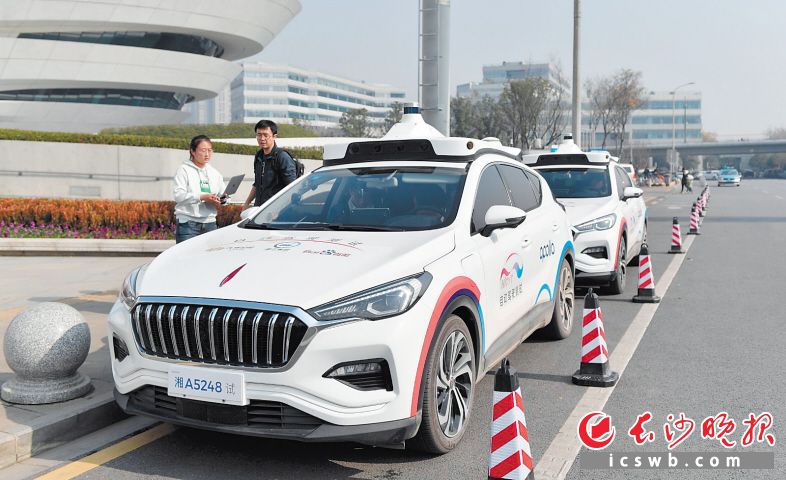 在梅溪湖国际文化艺术中心南广场，每天可以看到Robotaxi在测试行驶。长沙晚报全媒体记者 邹麟 摄