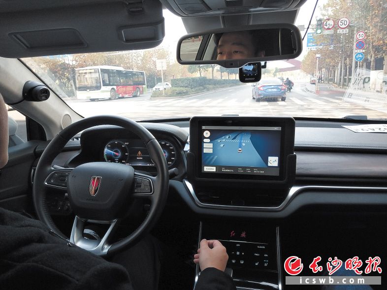 Robotaxi正在车来车往的路上自动行驶。长沙晚报全媒体记者 徐运源 摄