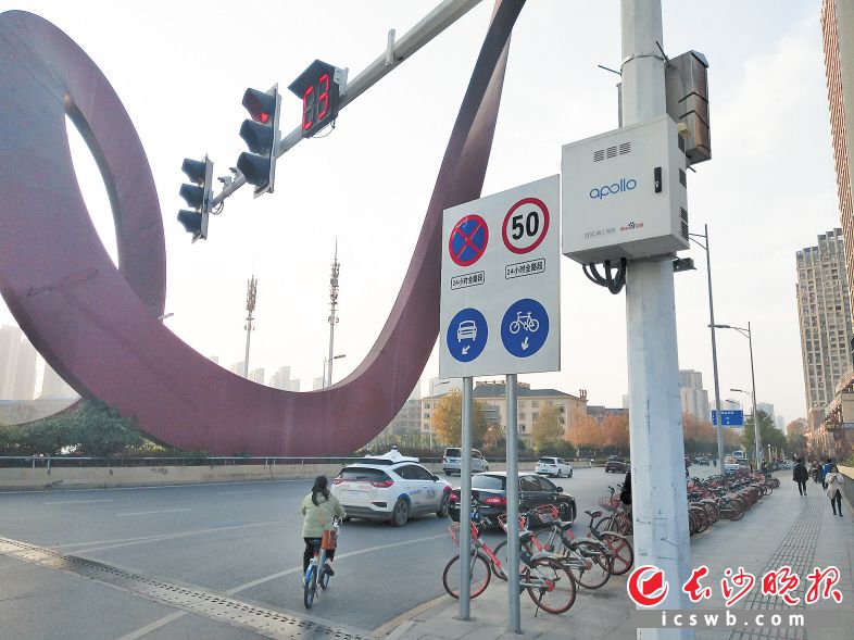 红绿灯杆上面除了信号灯外，还安装了边缘计算单元。长沙晚报全媒体记者 徐运源 摄