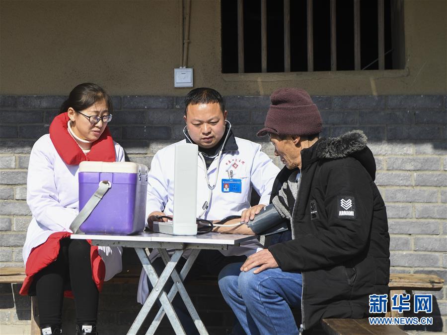 (在习近平新期间中国特色社会主义思惟指引下——新期间新作为新篇章总布告眷注高质量成长图文互动)(4)翻过“贫苦”山,通向“幸福”站——脱贫攻坚“歼灭战”里的小故事