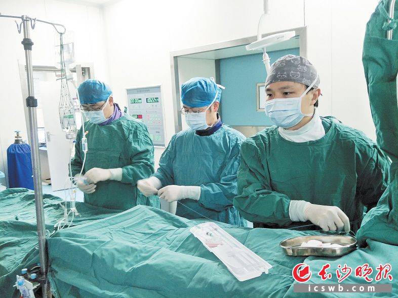  工作中的荣晶晶（右），在认真为病人做手术。 长沙晚报通讯员 梁辉 胡遵 摄影报道