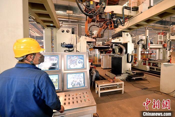 资料图：车间内工作人员进行机器操作。<a target='_blank' href='http://www./'>中新社</a>记者 李佩珊 摄

