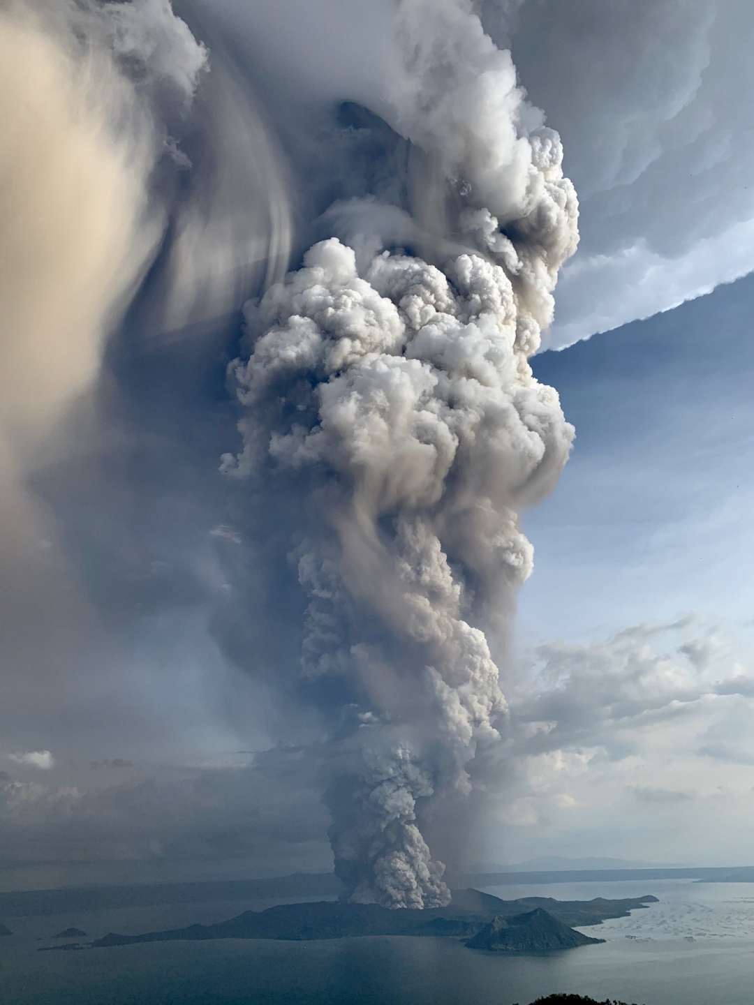 菲律宾塔阿尔火山爆发 浓烟直冲云霄