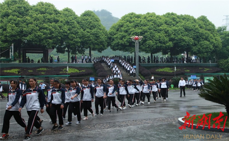 湘西土家族苗族自治州泸溪县职业中学学生杨泳鑫,陈艺珍获得一等奖