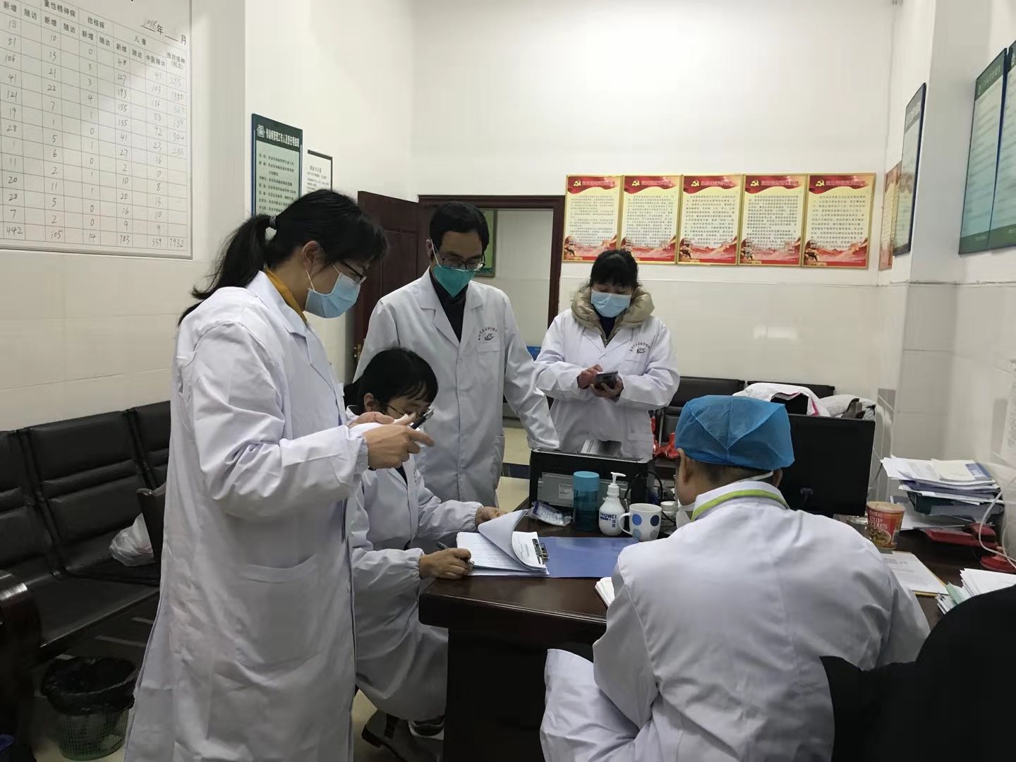 益阳市疾控中心应急队流调组同社区卫生服务中心工作人员进行疫情