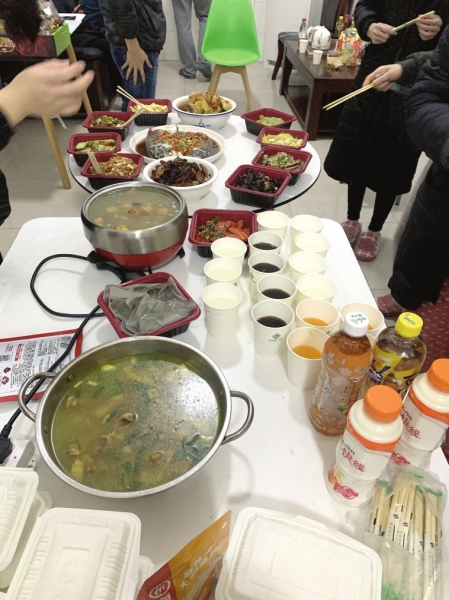 年夜饭上桌没一个人来得及吃完 饭菜热了几次还是凉了