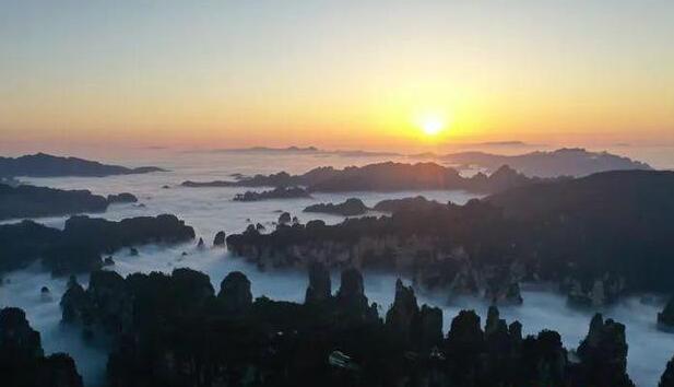 张家界武陵源风景区黄石寨日出云海,峰林间风起云涌,白云翻滚,美不