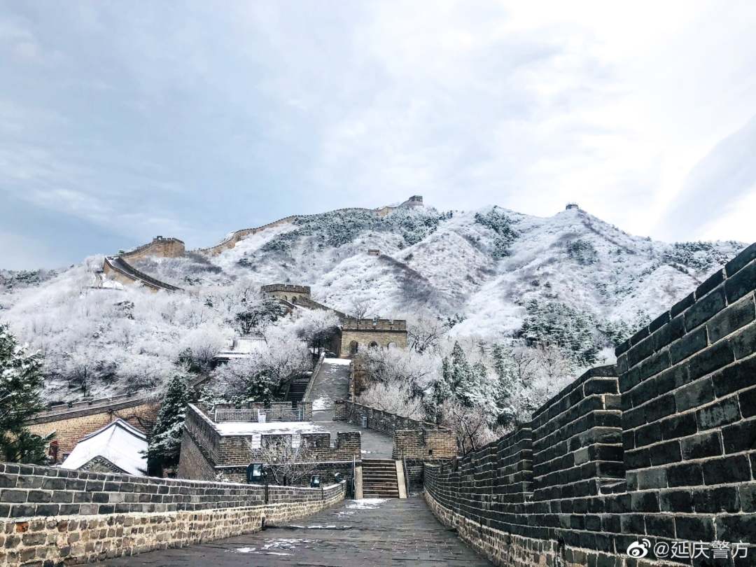 分局八达岭派出所女子警队吴婧轩在城上巡逻时,拍下一组长城雪景图