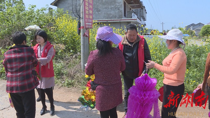 【文明实践在汉寿】汉寿县朱家铺镇:鲜花祭扫 清明习俗勇创新