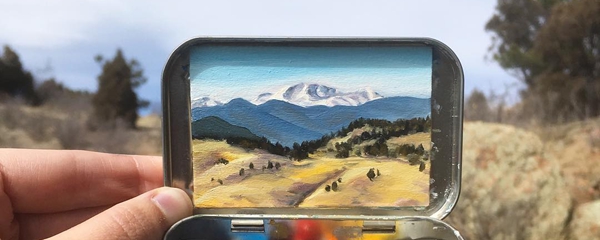 艺术家Heidi在铁盒内创作袖珍风景画