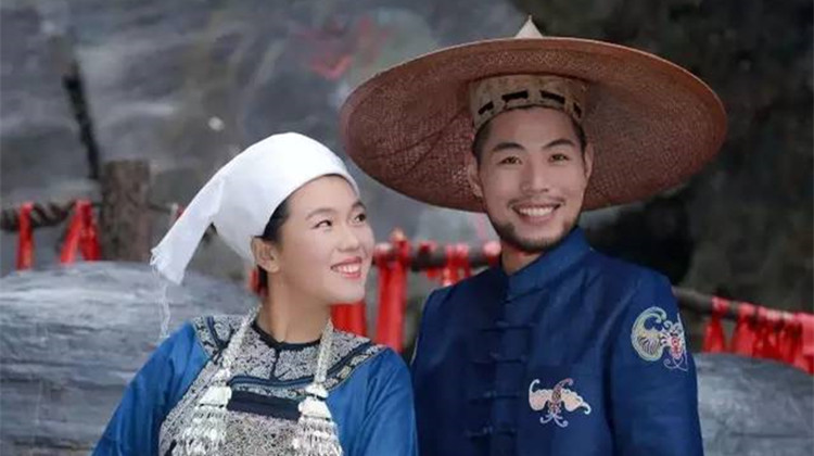 环游中国18个月，他为她披上56个民族的嫁衣，每一次都是爱情最美的样子！