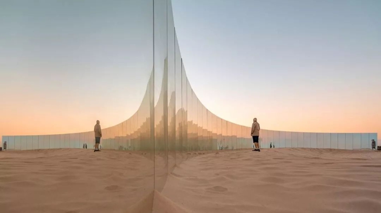 现实版‘楚门的世界’，一堵墙把澳洲海滩变成无际沙漠
