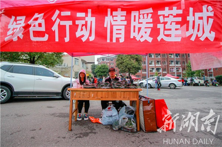湖南科大志愿者开展军训迷彩服回收捐献活动