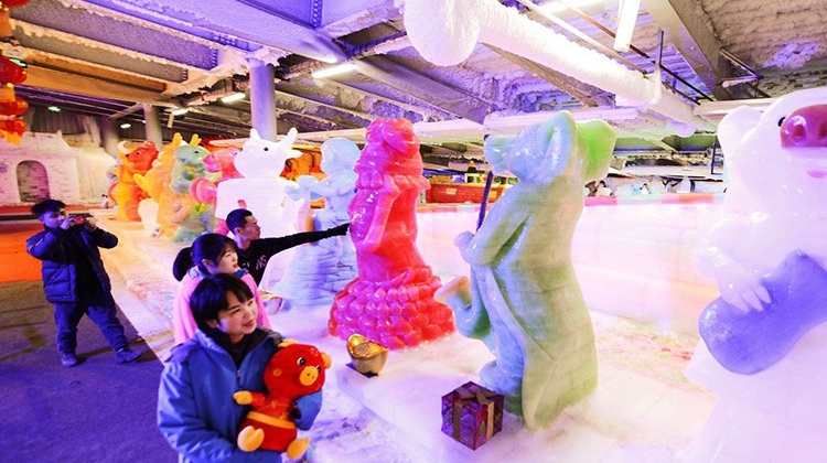 长沙：十二生肖彩色冰雕迎游客