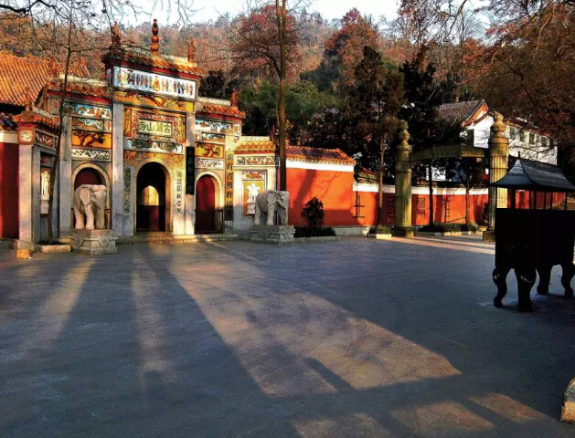 岳麓山上的这座古寺，建于晋朝，是湖南的第一座寺庙