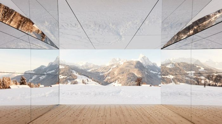 瑞士阿尔卑斯山上的“镜中月”