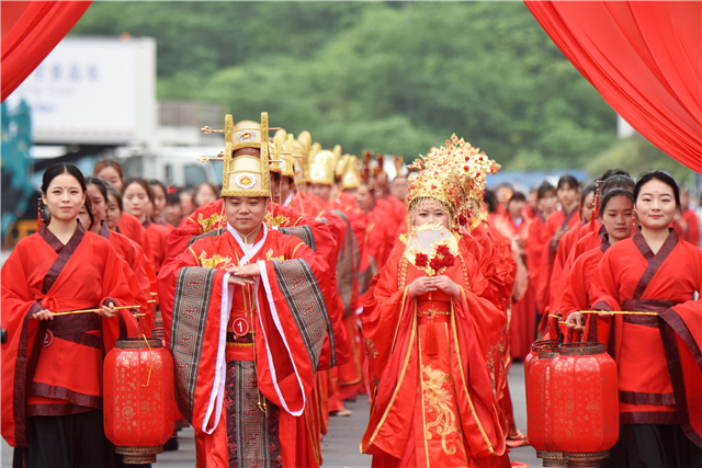 工业城里办婚礼，70对夫妇演绎最长情告白