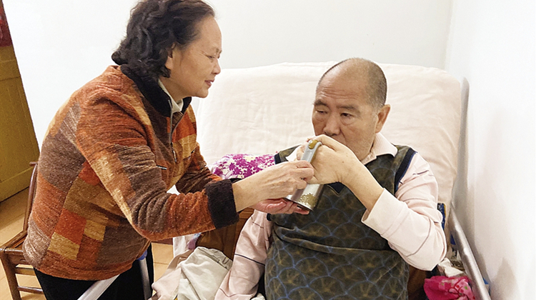 丈夫患渐冻症，好妻子30年为爱坚守
