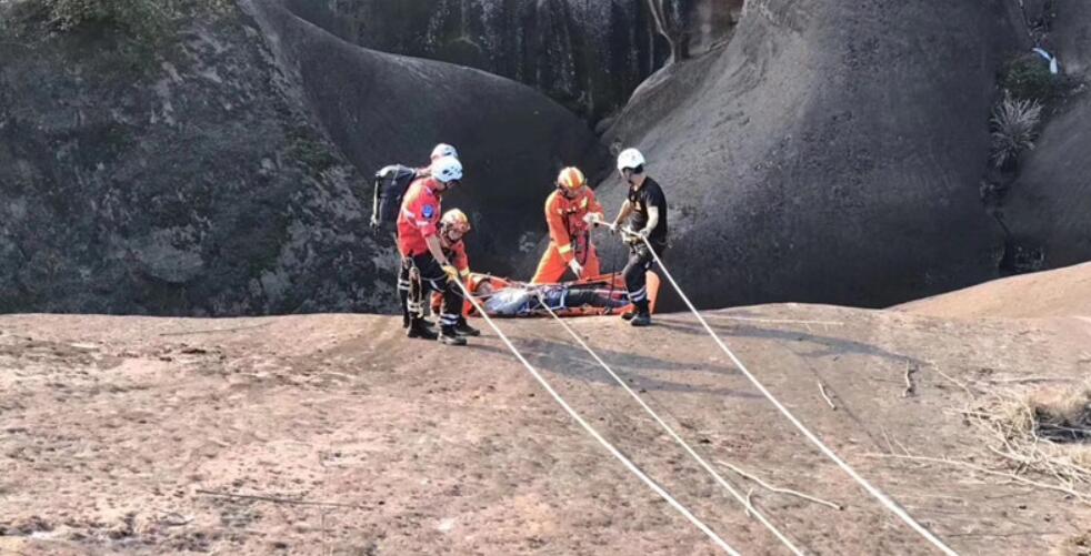 景点捡无人机男子滑坠90多米的悬崖，已成功获救