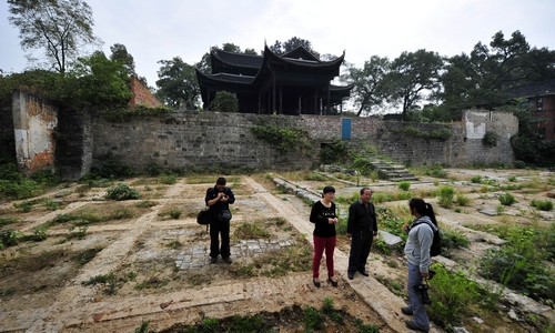 永州市零陵区东山景区武庙遗址,保存完好的明代石雕狮子.