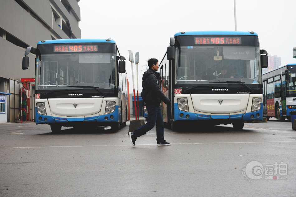 [长沙]405公交新车"裸奔"近一年/图