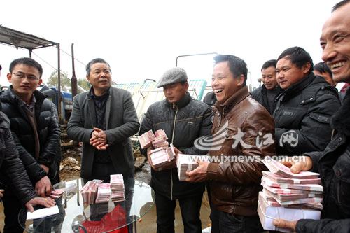 江西一种粮大户给百余农民发140万元年终奖(图)